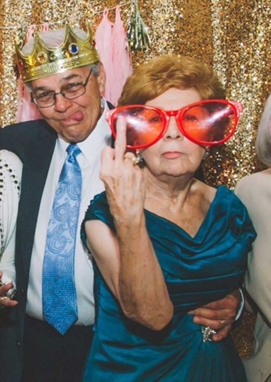 Fotografía de dos ancianos en la boda de sus nietos 