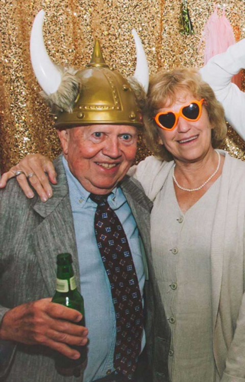 Fotografía de dos ancianos abrazados en una boda 