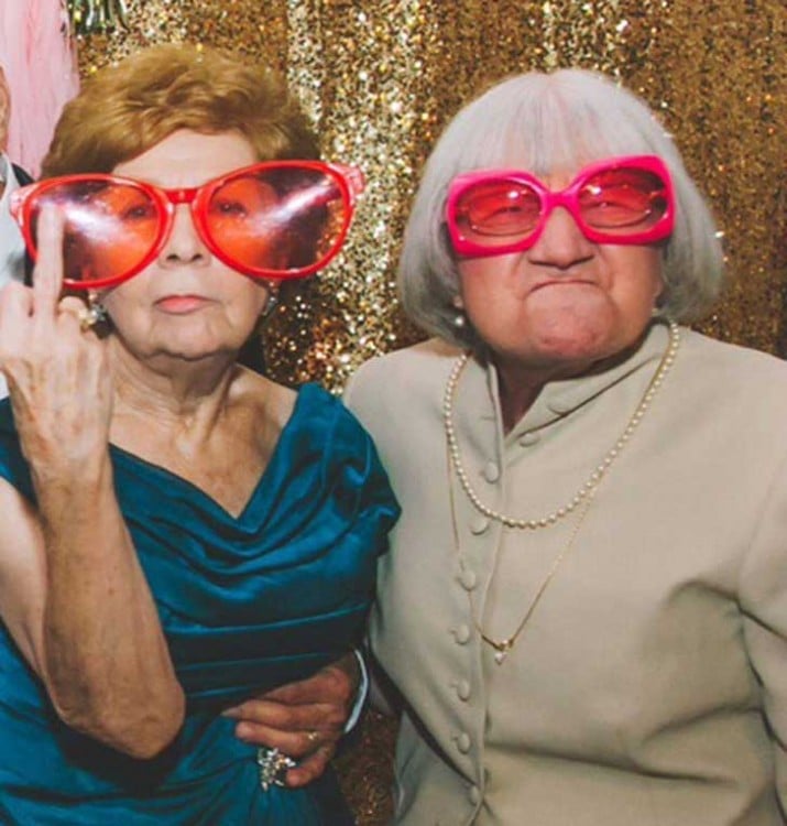 Fotografía de dos ancianas con lentes en una boda 