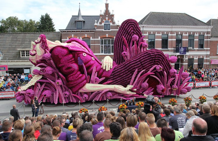 Carros decorado con flores de dahlia al sur de Holanda 