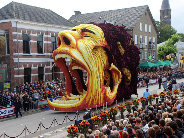 Carroza con la forma de una cara con la boca abierta hecha con flores 