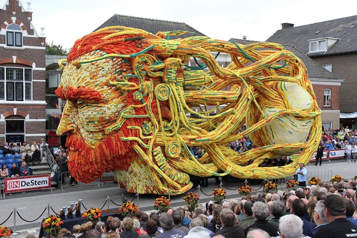 Carros alegóricos adornados con flores de Dahlia en Holanda 