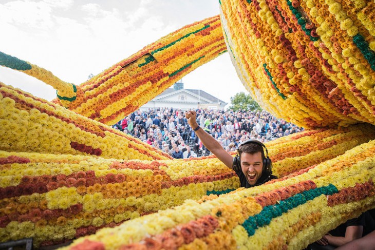 chico en medio de una carroza adornada con Dahlias en Holanda 