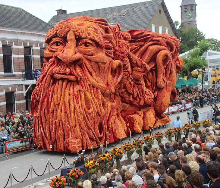 Carro alegorico en el desfile de Corso Zundert al sur de Holanda 