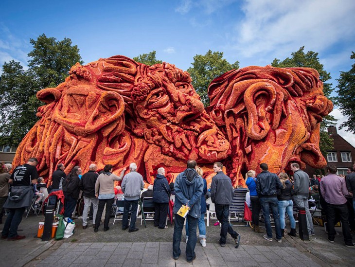 Personas adornando un carro con flores de Dahlia inspirados en Van Gogh 