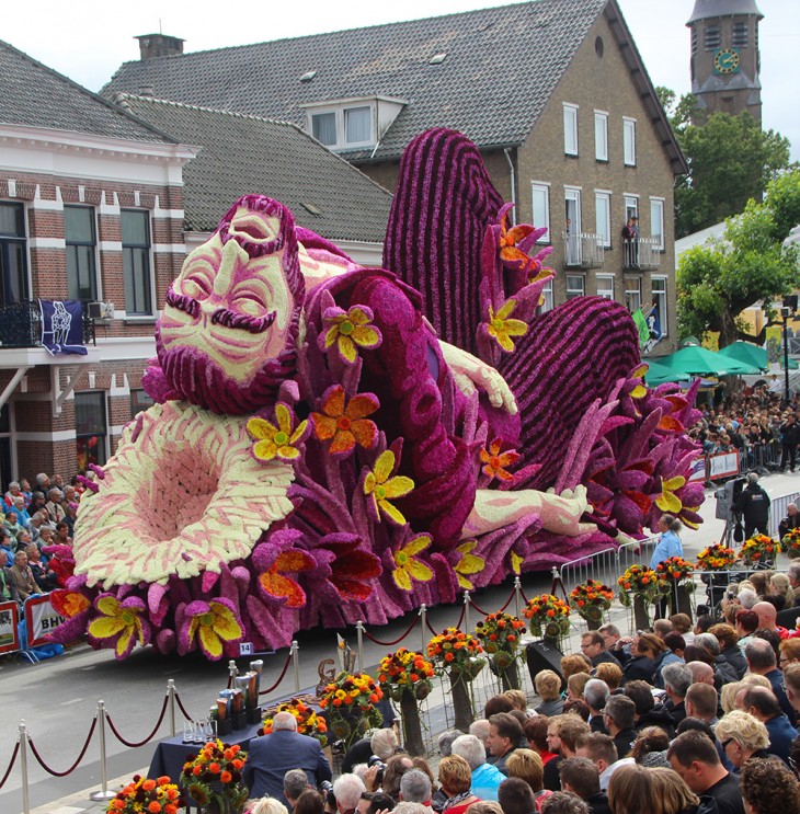 Carro alegórico adornado con flores con la forma de una escultura de Vincent Van Gogh 