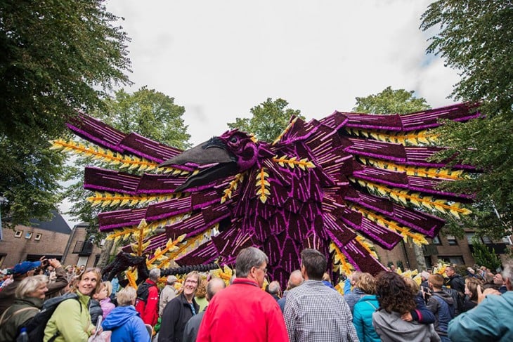 Figura de un pájaro hecho con flores para el desfile de Holanda 