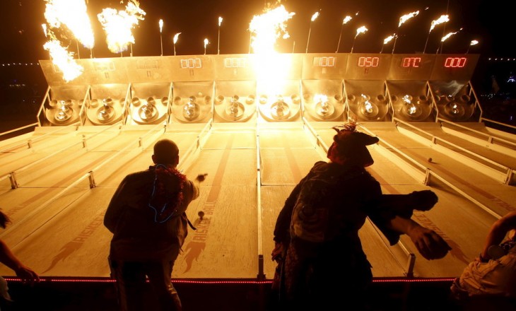 Juego de llamas dentro del Festival Burning Man 