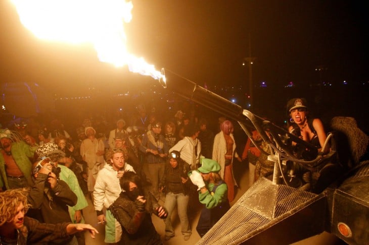 Mujer lanzando fuego con un cañón durante el festival Burning Man 