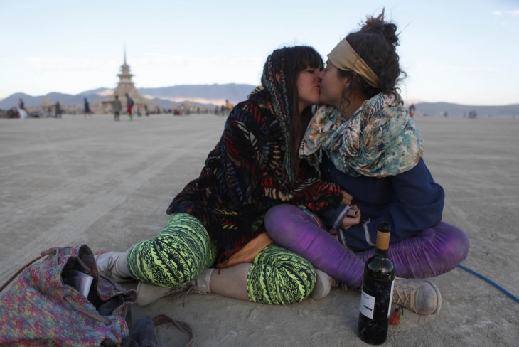 Dos mujeres besándose en el Festival Burning Man 