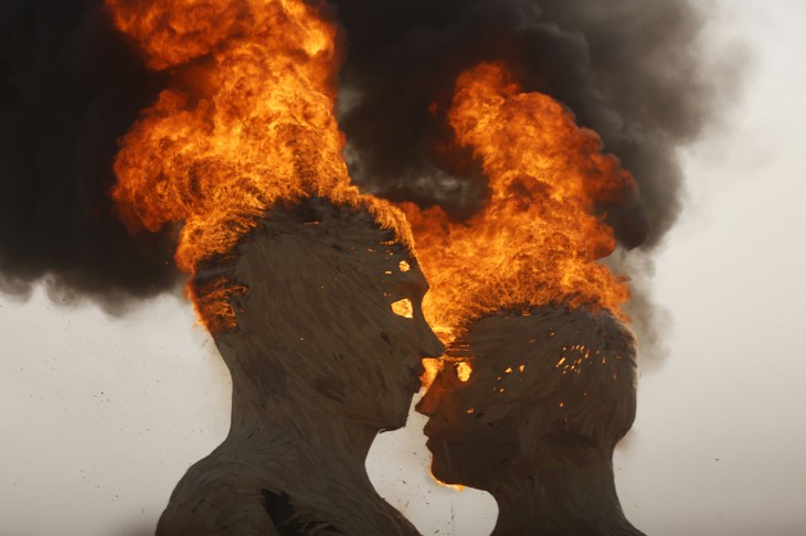 Estatua con la figura de dos cabezas quemándose al final del festival Burning Man 