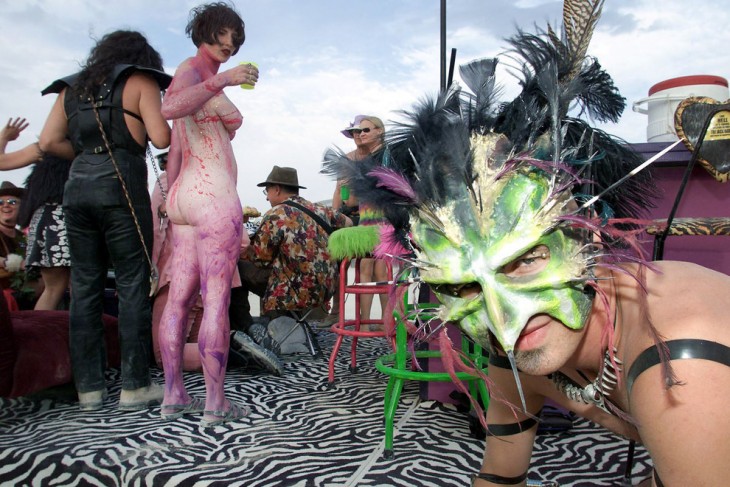 Personas disfrazadas durante el Burning Man Festival 