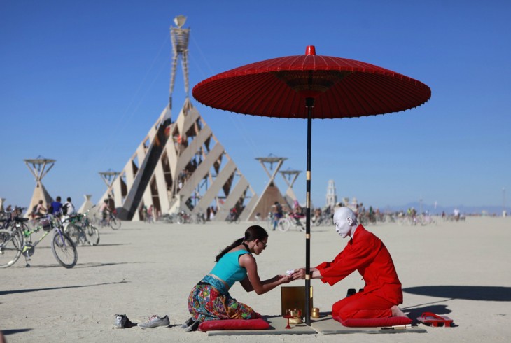 Personas compartiendo el té dentro de la semana del festival Burning Man 