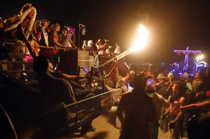 Personas bailando y lanzando fuego en el Burnign Man en Nevada 