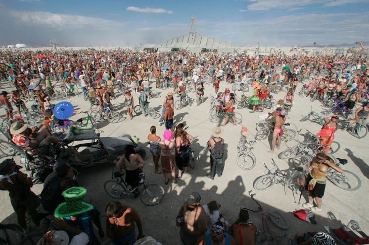 Participantes a punto de comenzar el evento "Tetas críticos" en el Burning Man 2007