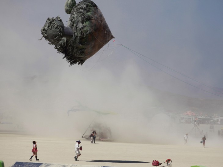 Gran papalote durante el festival del Burning Man en el desierto de Nevada 