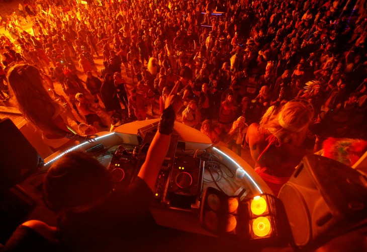 Dj y personas bailando y disfrutando de la noche durante los días del festival Burning Man en Nevada 
