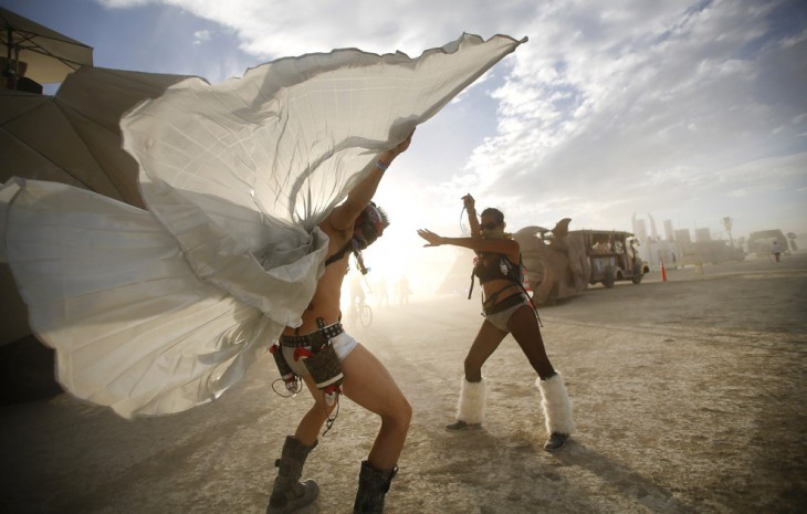 Dos personas bailando en uno de los días durante el Festival Burning Man 