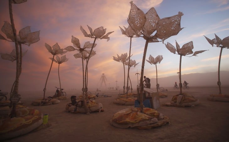 esculturas y expresiones artísticas por los participantes del Festival Burning Man 