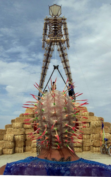 Figura del hombre ardiente centro del festival Burning Man en el desierto Black Rock de Nevada, EUA 