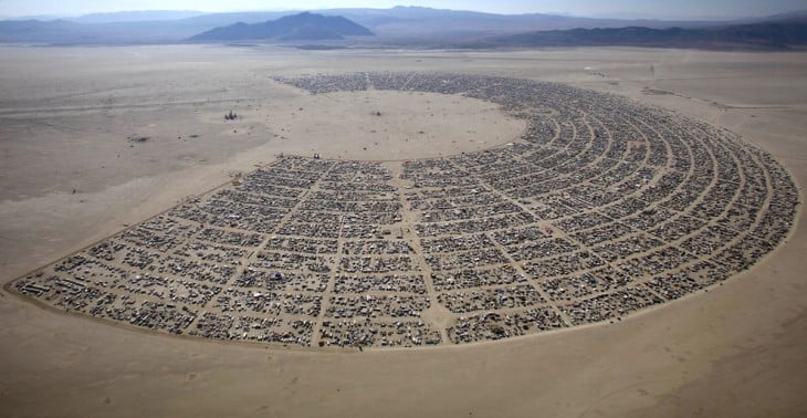 Fotografía de los asistentes al festival Burning Man en el desierto Black Rock City, Nevada. 