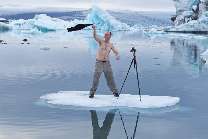 Un fotógrafo sin camisa en medio del Ártico 