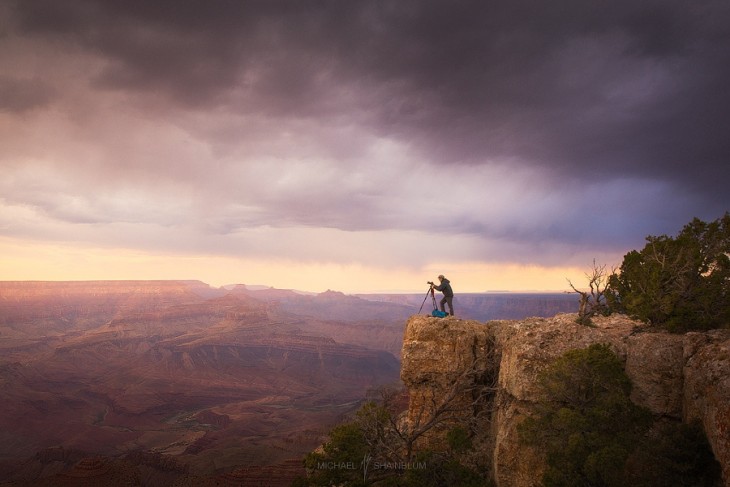 Hombre tomando una fotografía desde una montaña 