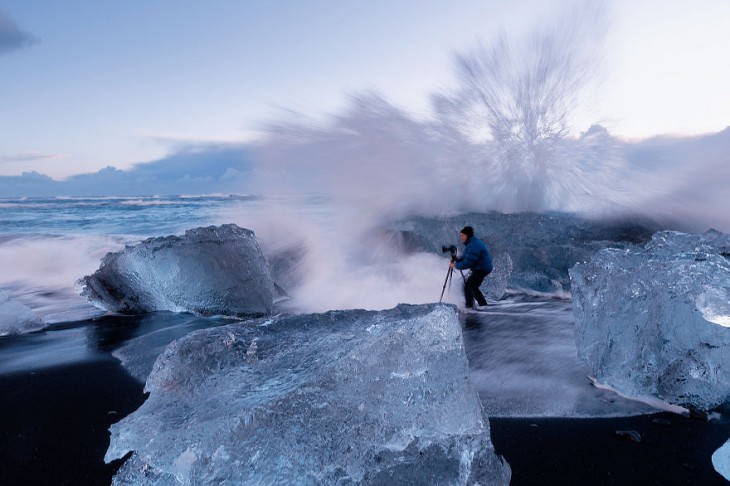 Fotógrafo en medio de hielo a punto de ser arrojado por agua 