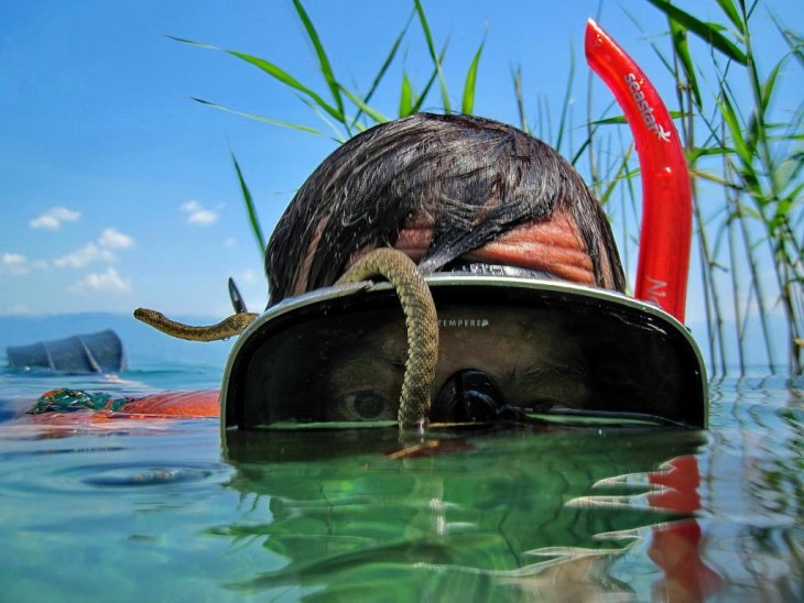 Fotógrafo con lentes de buzo a punto de tomar una foto 