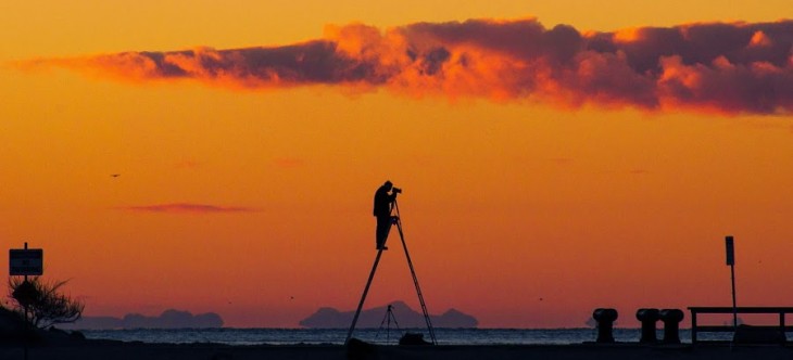 Persona sobre unas escaleras tomando una fotografía 