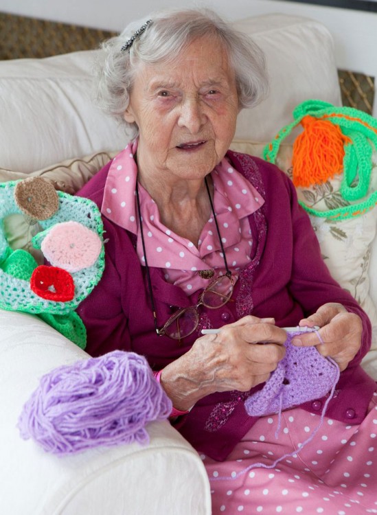 Grace Brett, la artista urbana de 104 años en Escocia 