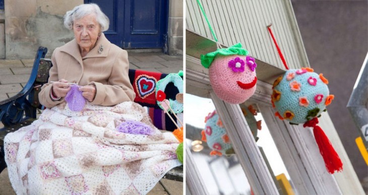 Anciana sentada en una banca y a un costado dos adornos en forma de pelota 