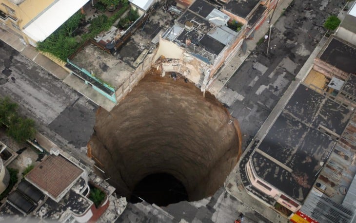fotografía de un enorme agujero en el centro de la ciudad de Guatemala 