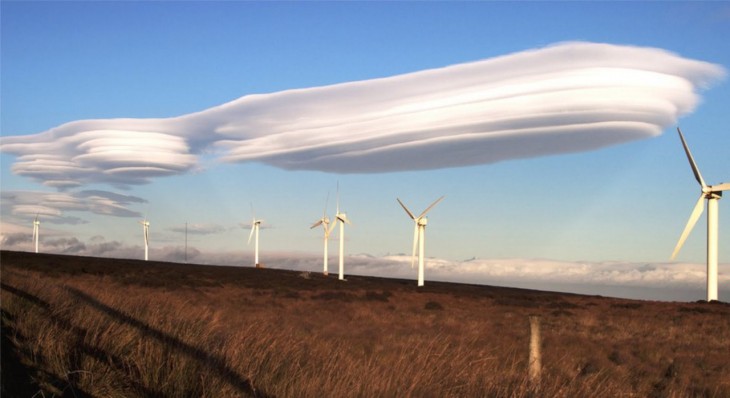 Paisaje de un campo con nubes lenticulares 