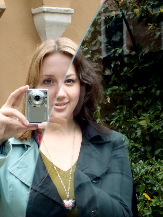 Fotografía de una chica que tiene el cabello y los ojos de dos colores diferentes 