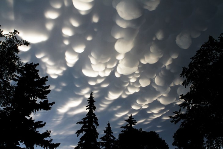 Imagen de un paisaje con nubes de formas extrañas 