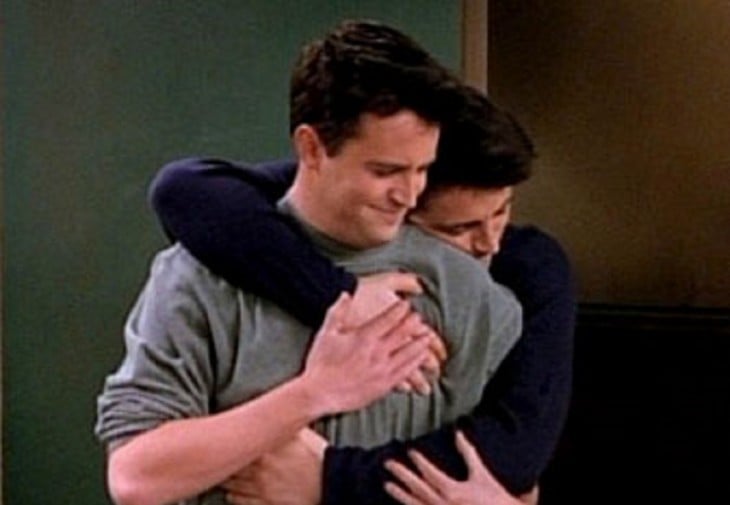 JOEY Y CHANDLER ABRAZADOS EL UNO CON EL OTRO