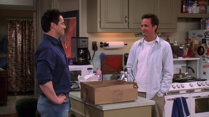 JOEY Y CHANDLER EN LA CCOCINA DE SU DEPARTAMENTO