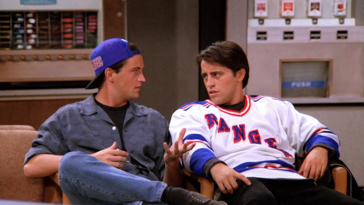 JOEY Y CHANDLER PLATICANDO EN LA SALA