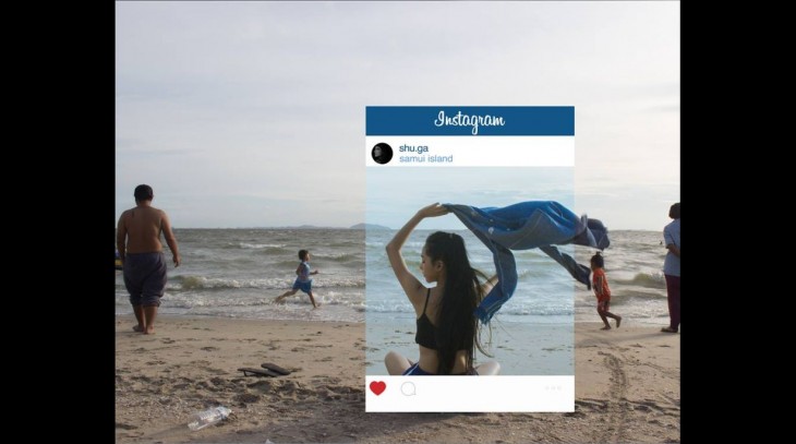 MUJER SIMULANDO ESTAR EN UNA PLAYA VACIA MEDITANDO