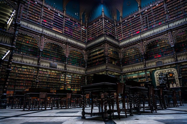 Estantes de libros en una de las salas de la Biblioteca Klementinum