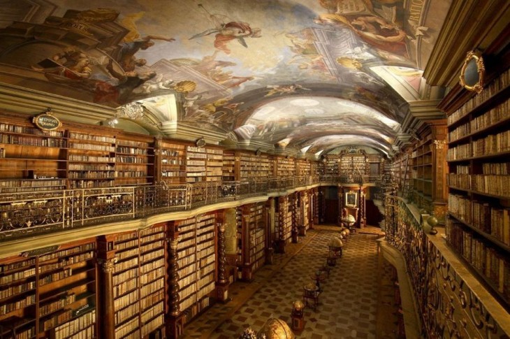 Interior de la biblioteca Klementinum, la más hermosa y majestuosa del mundo 