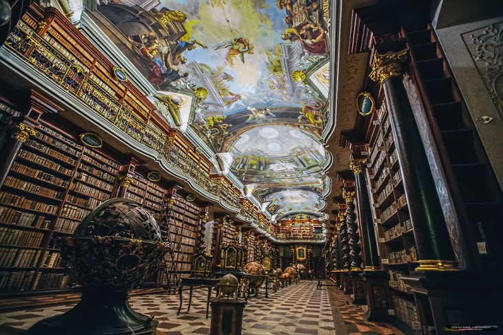 Interior y techos de la biblioteca Klementinum en República Checa 