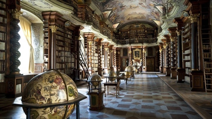 colección de globos geográficos en la Biblioteca Klementinum