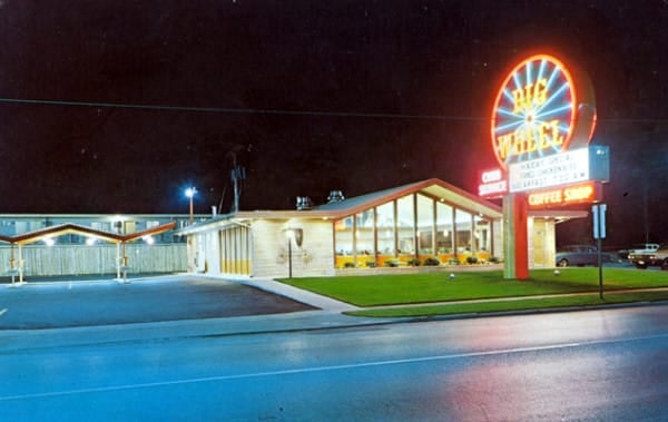 fotografía de un establecimiento en la noche llamado Big Wheel 