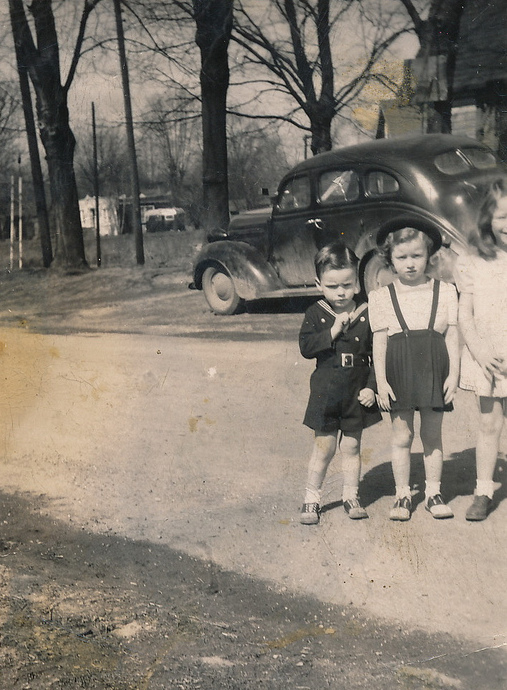 Fotografía de 3 niños parados en medio de una calle 