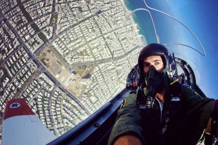 chico tomándose una selfie piloteando un avión 