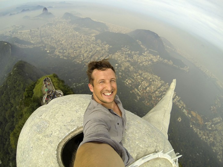 Hombre tomándose una selfie sobre el cristo redentor 