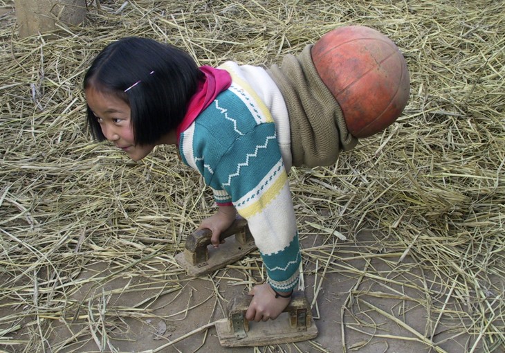 NIÑA DEL BALON DE BASKETBALL