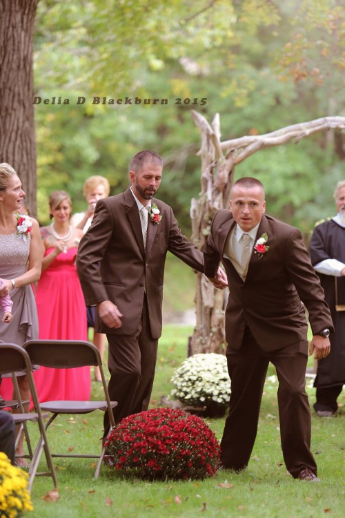 PADRE TOMA AL PADRASTO DE LA HIJA DE LA MANO PARA IR AL ALTAR